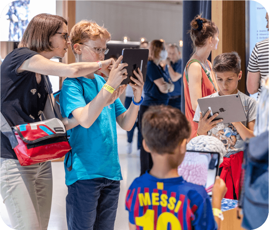 begeisterte Sch&uuml;ler:innen lernen individuell mit AR-Interaktionen