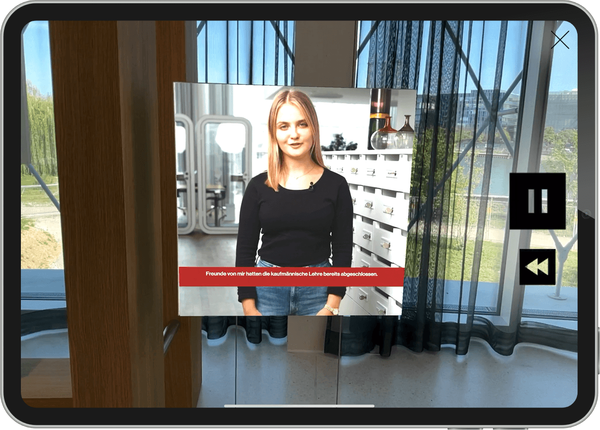 Verschiedene Portraits an der Wand lassen sich zum Leben erwecken, ein Video spielt 1:1 in der App ab dank Augmented Reality