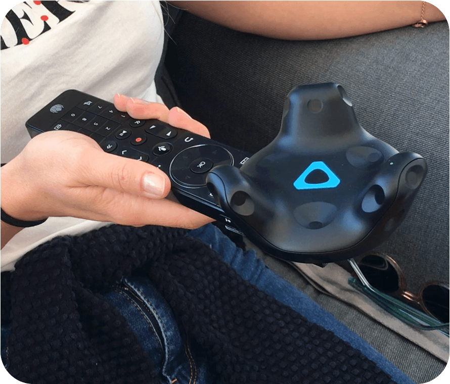 Physische Steuerung der immersiven VR-Interaktion dank eigengebautem Controller im Fernbedienungs-Layout